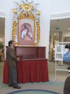 Tarnóczky Attila és az általa felújított látóhegyi kápolnából való oltár.JPG